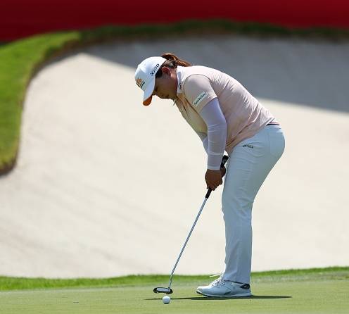 10월 26일 현재 미국여자프로골프(LPGA) 투어 2021시즌 평균 퍼팅 부문 1위에 올라 있는 박인비 프로가 퍼팅하는 모습이다. 사진제공=Getty Image_LPGA