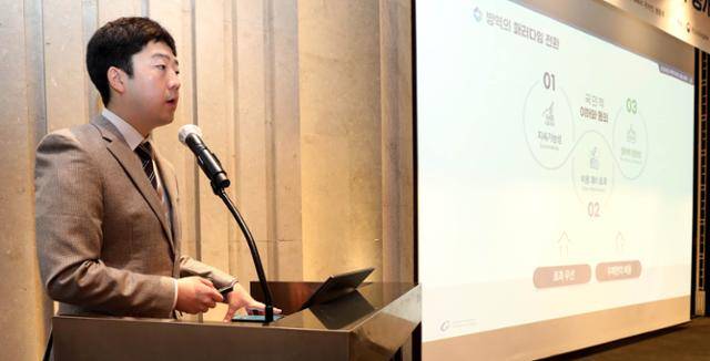 정재훈 가천대 의대 교수가 22일 서울 서초구 엘타워 오르체홀에서 열린 단계적 일상회복을 위한 2차 공개토론회에서 코로나19 장기예측과 안전한 일상회복방안을 주제로 발표하고 있다. 뉴스1