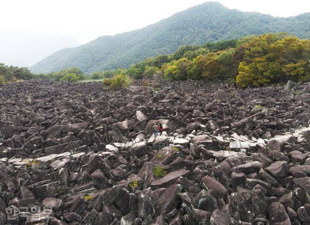만어사 경석 위로 지나다닌 자국이 그대로 탐방로가 됐다.