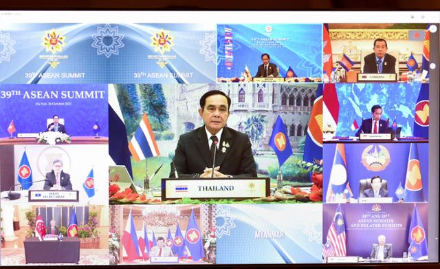 26일 동남아시아국가연합(ASEANㆍ아세안) 정상회의가 화상으로 진행되고 있다. 사진 중앙은 쁘라윳 짠오차 태국 총리. 방콕=EPA 연합뉴스