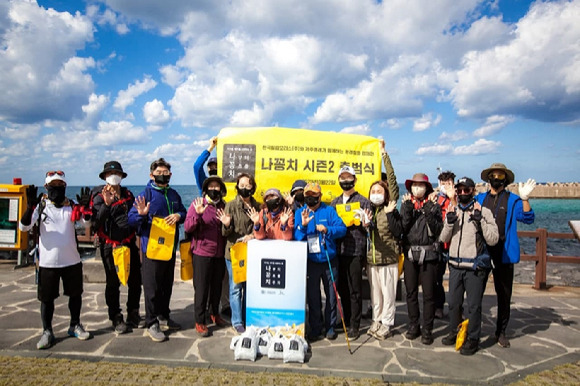 한국필립모리스와 제주올레가 담배꽁초 줍기 캠페인을 진행한다. [사진=한국필립모리스]