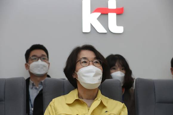 임혜숙 과학기술정보통신부 장관이 26일 오후 KT 네트워크관제센터를 방문해 인터넷 장애 관련 원인 및 재발방지 대책 등의 설명을 듣고 있는 모습. [사진=과기정통부]
