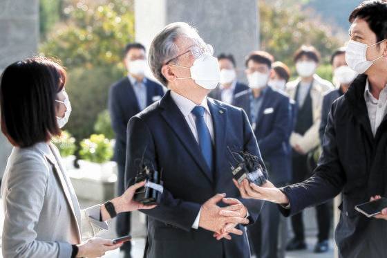 이재명 더불어민주당 대선 후보가 도지사직 마지막 날인 25일 경기 수원 경기도청에 들어서며 도청 주변을 둘러보고 있다. 국회사진기자단