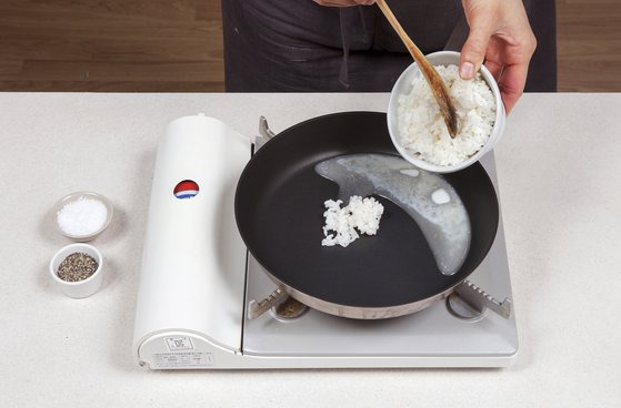 버터라이스를 만들 때, 먼저 오일을 두르고 버터를 넣어야 타지 않는다. 사진 송미성, 스타일링 스튜디오로쏘