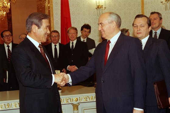 1990년 12월 옛 소련 크레믈린궁에서 미하일 고르바초프 대통령과 정상회담에 앞서 악수하는 노태우 대통령의 모습. [연합뉴스]