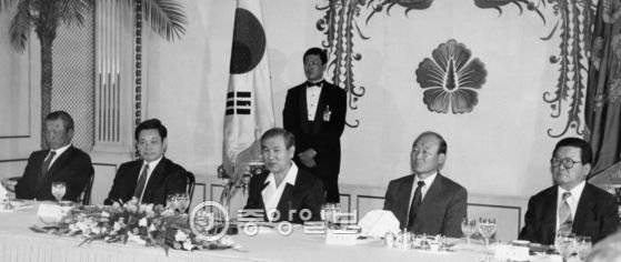 노태우 대통령이 1991년 주요그룹 회장을 청와대로 초청했다. 왼쪽부터 최종현 선경(현 SK)그룹 회장, 이건희 삼성그룹 회장, 노대통령, 정세영 현대그룹 회장, 구자경 럭키금성(현 LG)그룹 회장. [중앙포토]