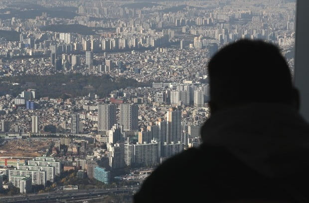 서울 송파구 롯데월드 서울스카이 전망대를 찾은 관람객이 아파트단지가 밀집한 서울 시내를 바라보고 있다. 뉴스1