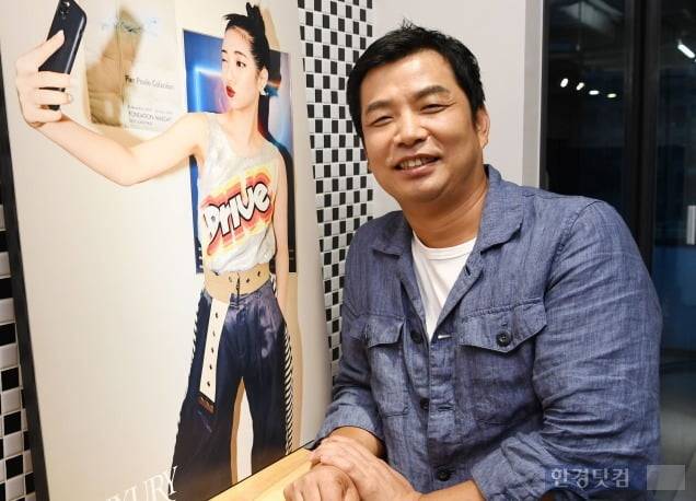 백승엽 싸이더스 스튜디오엑스 대표가 버추얼 인플루언서 '로지'의 사진 앞에서 로지를 소개하고 있다. 사진=최혁 한경닷컴 기자 chokob@hankyung.com