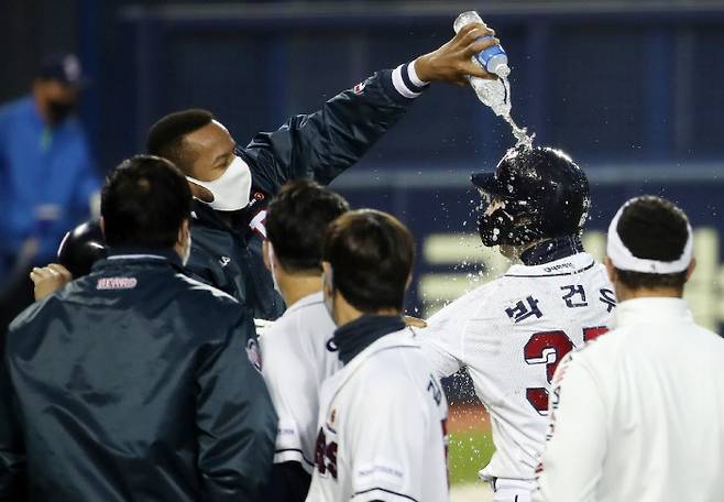 두산 선수들이 24일 잠실 LG전에서 박건우의 끝내기 안타로 승리한 뒤 기뻐하고 있다.  연합뉴스