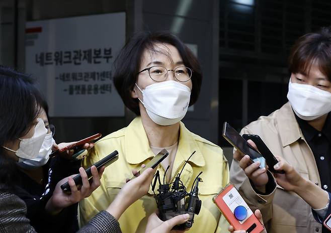 Minister of Science and ICT, Lim Hye-sook, answers to questions from the press after her visit to KT's network control center in Gwacheon, Gyeonggi Province. (Yonhap)