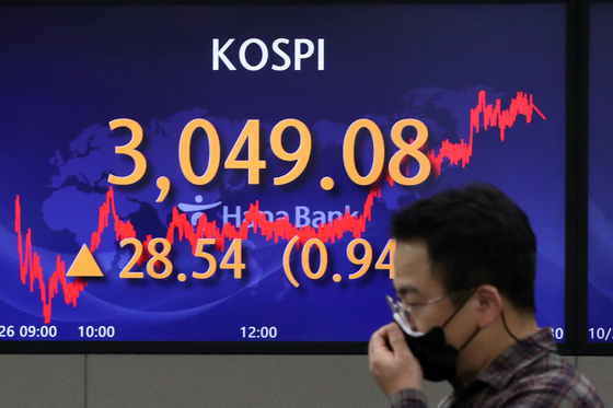 A screen at Hana Bank's trading room in central Seoul shows the Kospi closing at 3,049.08 points on Tuesday, up 28.54 points, or 0.94 percent, from the previous trading day. [NEWS1]