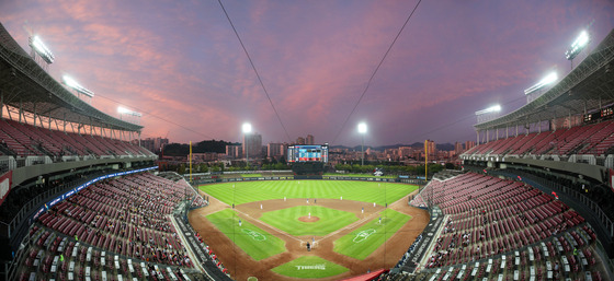 Changwon NC Park in Changwon, South Gyeongsang stands mostly empty on Sept. 12. [YONHAP]