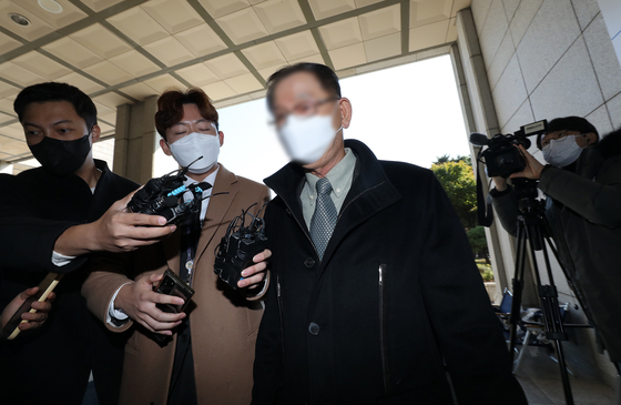 Former Seongnam Development Corporation President Hwang Moo-seong arrives at the Seoul Central District Prosecutors' Office in Seocho District, southern Seoul, for questioning as a witness in the Daejang-dong development scandal. [NEWS1]