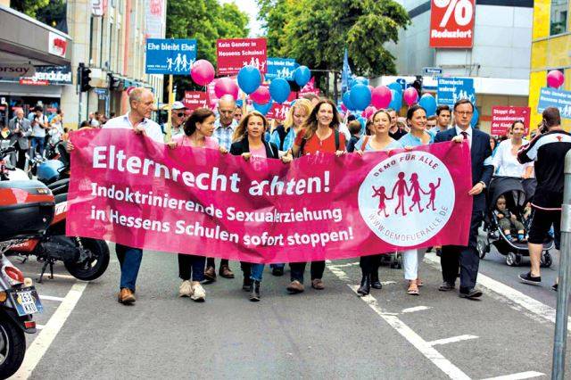 학교 내 조기 성애화와 젠더 이데올로기에 저항하는 독일의 대표적인 시민단체 ‘모두를 위한 데모’ 관계자들이 2017년 독일 비스바덴의 한 거리에서 “학부모의 교육권리를 존중하라. 세뇌 성교육을 중단하라”는 구호를 외치며 행진하고 있다. 모두를 위한 데모 홈페이지 제공