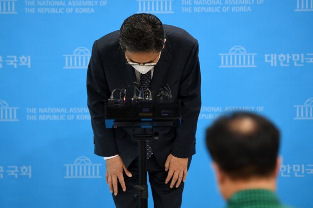 무소속 곽상도 의원이 지난 2일 국회에서 국회의원직 사퇴 기자회견을 연 후 고개를 숙이고 있다. 연합뉴스