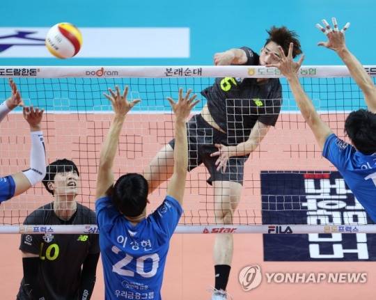 배구에서 스트롱사이드와 위크사이드는 앞쪽 왼쪽과 오른쪽에서 각각 공격하는 공간을 말한다. 24일 프로배구 우리카드와 현대캐피탈의 경기에서 3세트 현대캐피탈 김선호가 공격하고 있다.[연합뉴스]