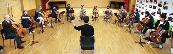 25일 서울 서초동 코스모스아트홀에서 첼리스트 12명이 모여 바흐의 무반주 첼로 모음곡 1번을 연습하고 있다. [박형기 기자]