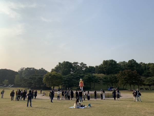 26일 오후 서울 송파구 올림픽공원을 찾은 시민들. [사진 = 최아영 기자]