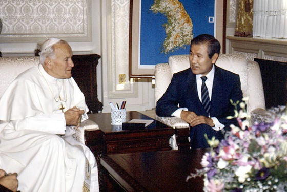 지난 1989년 방한한 교황 요한 바오로 2세가 노태우 전 대통령(오른쪽)과 환담하는 모습.  (국가기록원 제공) /사진=뉴스1