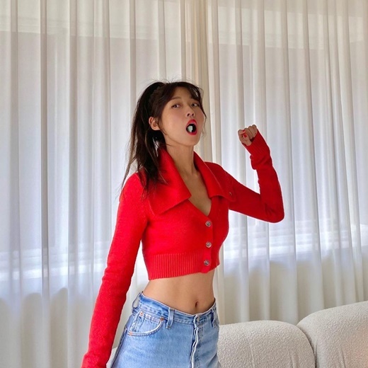 Singer and Actor Seolhyun showed off her colorful charm.Seolhyun posted several photos on his instagram on the 26th without any comment.The photo shows the figure of Seolhyun who is working on the photo shoot with the expression of Seolhyun is wearing a red crop top and revealing her slim figure and solid abs, which attracts attention. She matches jeans and completes pure yet sexy styling.In the visual of Seolhyuns goddess, netizens responded with comments such as I am watching my sister every day and I am pretty.