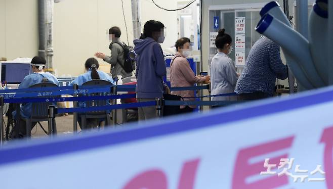 선별진료소에 시민들이 코로나19 검사를 받기 위해 줄 서 있다. 이한형 기자