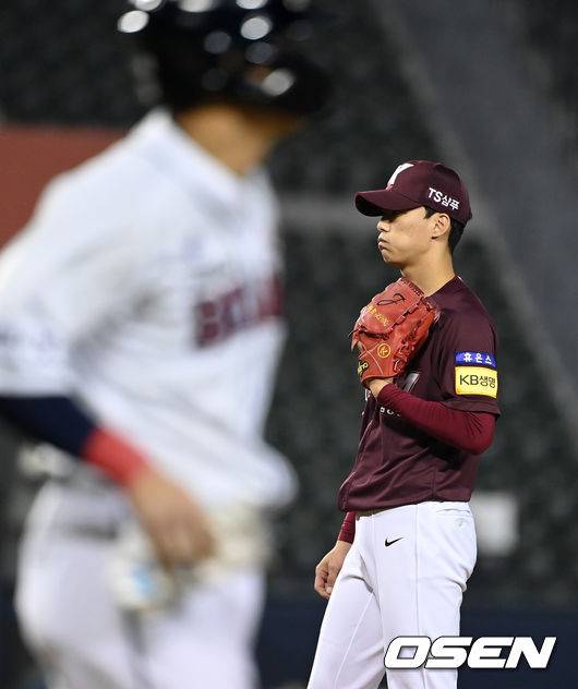 [OSEN=잠실, 최규한 기자]6회말 1사 만루 상황 키움 김성진이 밀어내기 볼넷을 허용한 뒤 아쉬워하고 있다. 2021.10.26  / dreamer@osen.co.kr