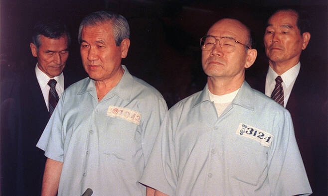 지난 1996년 8월 26일 12.12 및 5.18사건 선고공판에서 전두환, 노태우 피고인이 재판 시작에 앞서 서있는 모습. 연합뉴스