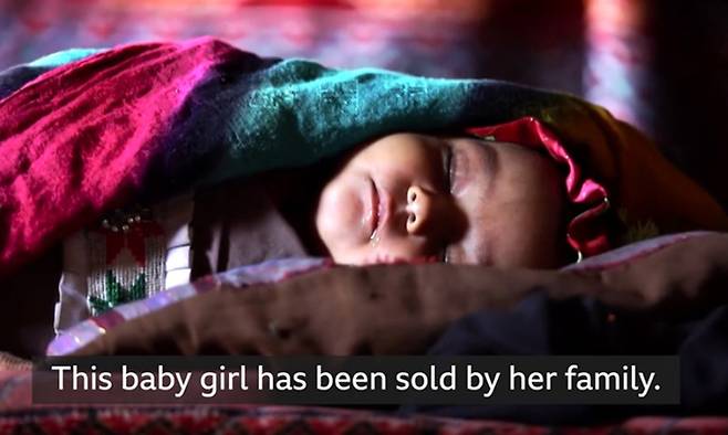 최악의 인도주의적 위기를 맞은 아프가니스탄에서는 굶주림에 자녀를 파는 일이 벌어지고 있다고 BBC방송이 전했다. BBC 캡처