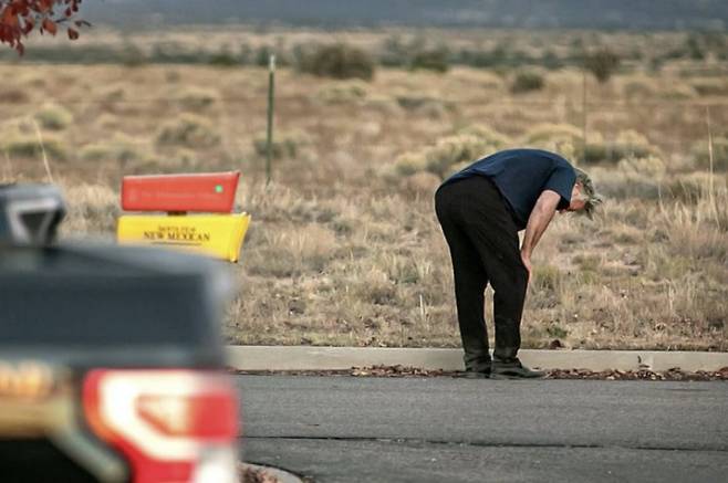 - 21일(현지시간) 뉴멕시코주 산타페의 서부 영화 ‘러스트’ 촬영장에서 소품 총기에 의한 치사 사고를 일으킨 영화배우 알렉 볼드윈이 산타페 보안관실의 조사를 받은 뒤 보안관실 주차장에서 슬픔에 잠겨 있다. 피어슨 모건 트위터
