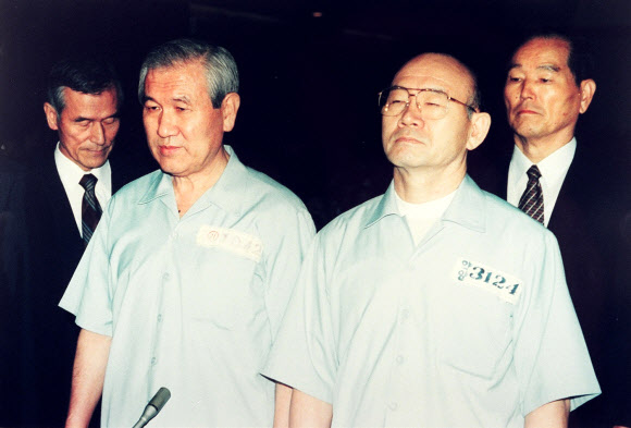 노태우 전 대통령(왼쪽)이 1996년 12·12 및 5·18 사건 항소심 선고 공판에 전두환 전 대통령과 출석한 모습.연합뉴스