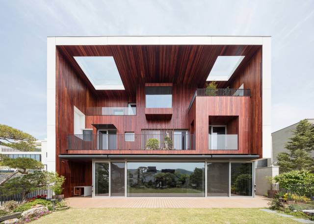 툇마루 하우스 남측 전경. 각 층마다 곳곳에 배치한 테라스를 통해 내외부를 자연스레 연결했다.