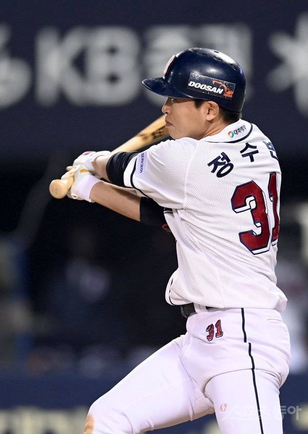 26일 서울 잠실야구장에서  2021 신한은행 SOL KBO리그  키움 히어로즈와 두산 베어스 경기가 열렸다. 5회말 1사 2루 두산 정수빈이 역전 우월 투런 홈런을 날리고 있다. 잠실 | 김종원 기자 won@donga.com