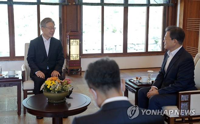 이재명 대선후보와 차담하는 문재인 대통령 (서울=연합뉴스) 최재구 기자 = 문재인 대통령이 26일 청와대 상춘재에서 더불어민주당 이재명 대선후보와 차담하고 있다. 2021.10.26 jjaeck9@yna.co.kr
