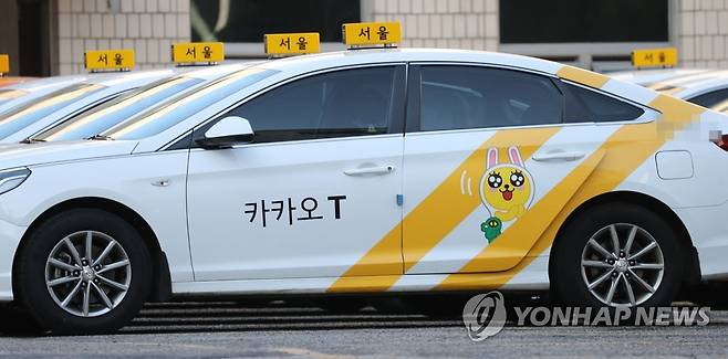 서울의 한 법인택시 회사 주차장에 운행 나갈 카카오택시들이 주차돼 있는 모습. [연합뉴스 자료사진]