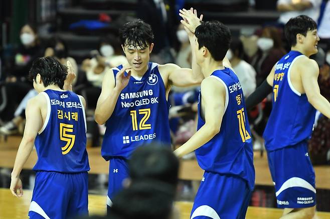 팀 승리를 기뻐하는 삼성 배수용(12번) [KBL 제공. 재판매 및 DB 금지]