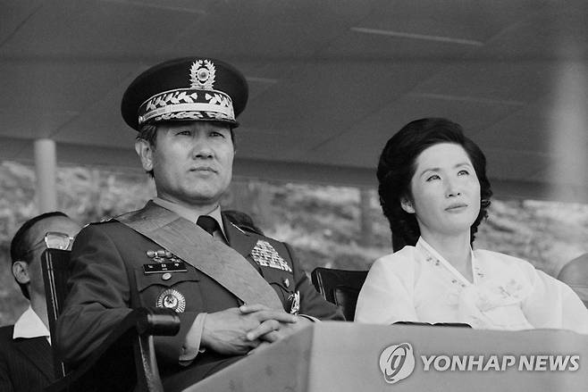 국군보안사령관 노태우 대장 전역식 (서울=연합뉴스) 대한민국 제13대 대통령을 지낸 노태우 전 대통령이 26일 숨졌다.
    사진은 1981년 국군보안사령관 노태우 대장 전역식. 2021.10.26 [연합뉴스 자료사진] photo@yna.co.kr