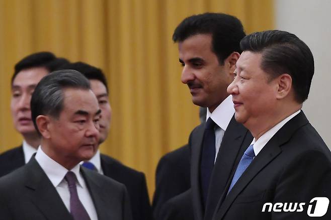 31일(현지시간) 시진핑(오른쪽) 국가주석과 왕이(왼쪽) 외교부장이 중국 베이징 인민대회당에서 열린 한 행사에 참석하고 있다. 2021.01.31 © AFP=뉴스1