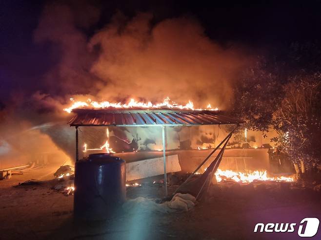 27일 새벽 제주시 애월읍의 한 양돈장에서 불이 나 소방대원들이 화재를 진압하고 있다.(제주서부소방서 제공) 2021.10.27/뉴스1© News1