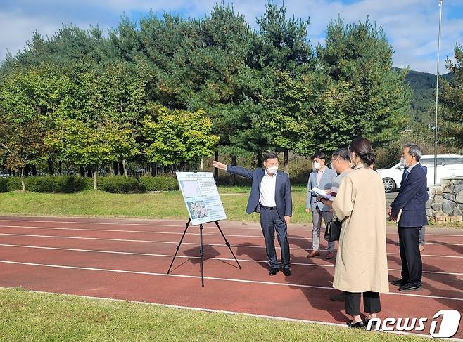 지난 8일 한국교통안전공단이 전북 진안군 상전면 체련공원 부지에서 드론 실기시험장 평가를 하고 있다.(진안군제공)2021.10.27/뉴스1