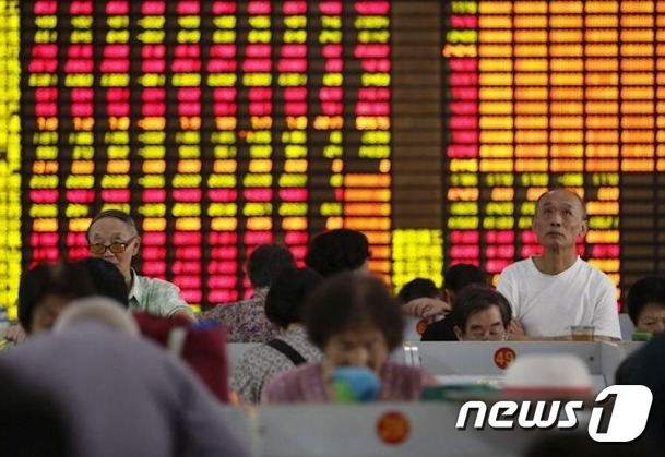 상하이증권거래소에서 투자자들이 전광판을 지켜보고 있다./ AFP=뉴스1