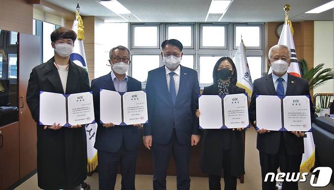 충남개발공사가 공사홍보를 위해 도내 각 시·군에서 부동산 전문 유튜버로 활발하게 활동하고 있는 공인중개사들을 홍보위원으로 위촉했다(충남개발공사 제공).© 뉴스1