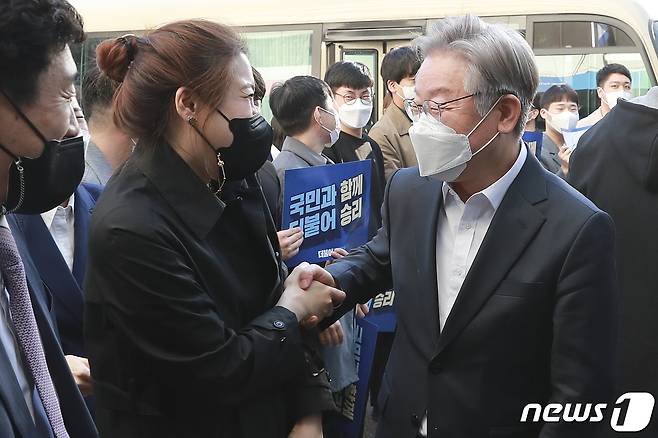 이재명 더불어민주당 대선 후보가 27일 오후 서울 여의도 당사를 찾아 당직자들과 인사를 나누고 있다. 2021.10.27/뉴스1 © News1 오대일 기자