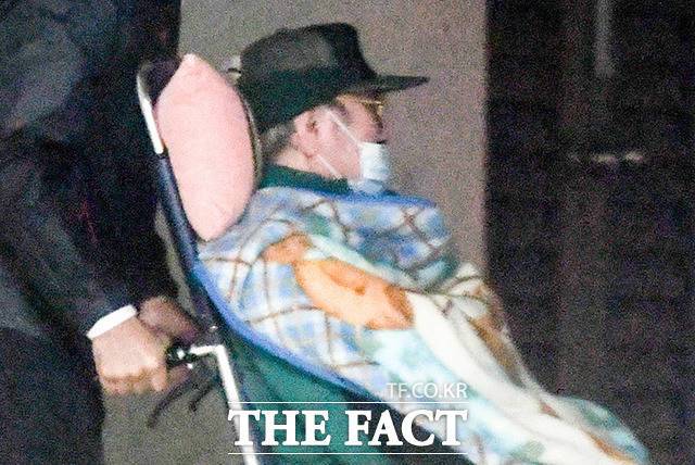 노태우 전 대통령이 지병으로 오랜 병상 생활 끝에 26일 향년 89세의 일기로 별세했다. 노태우 전 대통령은 최근 병세가 악화되면서 서울대병원에 입원해 집중 치료를 받았지만, 끝내 회복하지 못했다. 사진은 2019년 <더팩트> 카메라에 단독으로 잡힌 노태우 전 대통령의 모습으로, 당시 노 전 대통령은 치료를 마치고 입원한 지 나흘 만에 휠체어에 의지해 퇴원했다. /김세정 기자