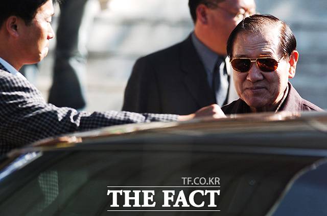 2004년 10월 서울 올림픽공원 테니스코트에서 열린 샤라포바와 안네 크레머의 준결승전을 본 전 노태우 대통령이 집으로 돌아가기 위해 차에 오르고 있는 모습. /이효균 기자