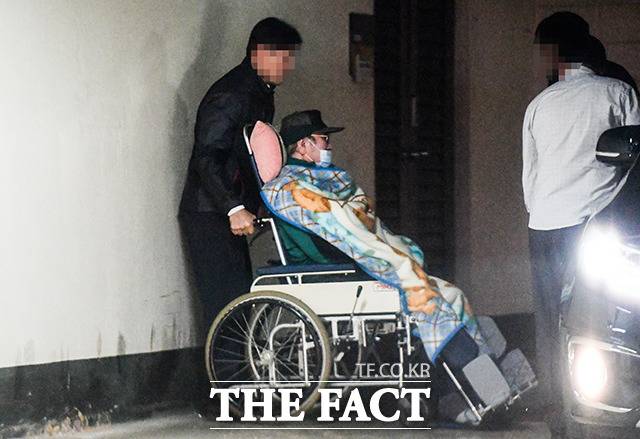 휠체어를 타고 검정 모자와 짙은 선글라스를 낀 것은 물론 보온을 위해 사용한 담요까지 비슷했다. /김세정 기자