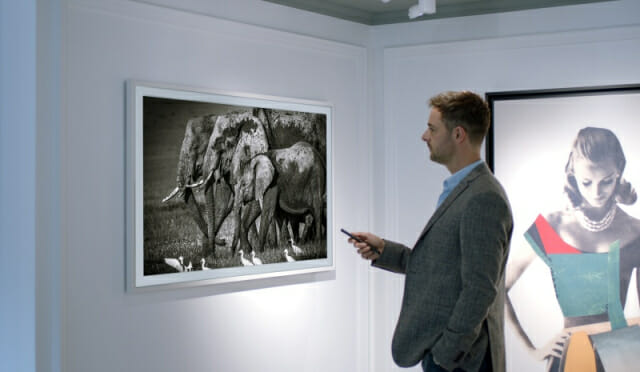 프랑스 파리에 위치한 옐로우코너 갤러리에서 관람객이 삼성 더프레임으로 사진 작품을 감상하는 모습 (사진=삼성전자)