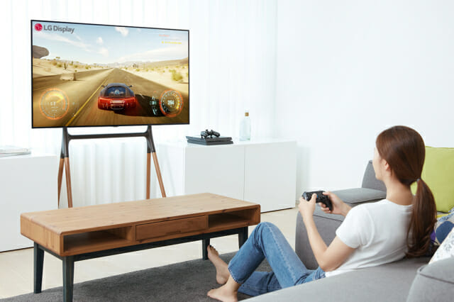유기발광다이오드(OLED) TV로 게임을 즐기는 모습(사진=LG디스플레이)