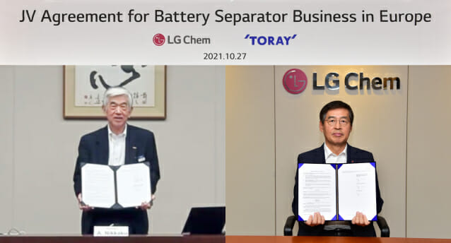 LG화학 신학철 부회장(오른쪽)과 닛카쿠 아키히로(Akihiro Nikkaku) 사장(왼쪽)이 27일 화상회의를 통해 합작법인 설립 계약을 체결하고 있다.