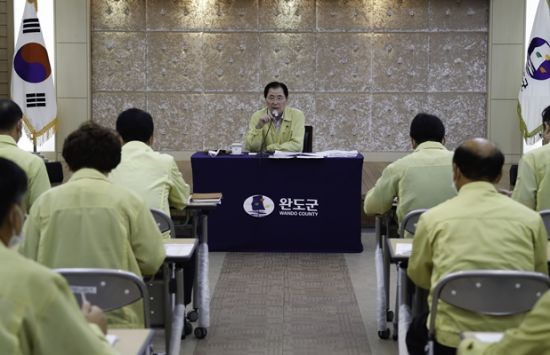 신우철 군수가 코로나19 확산 방지 대책 회의을 하고 있다. ⓒ 아시아경제