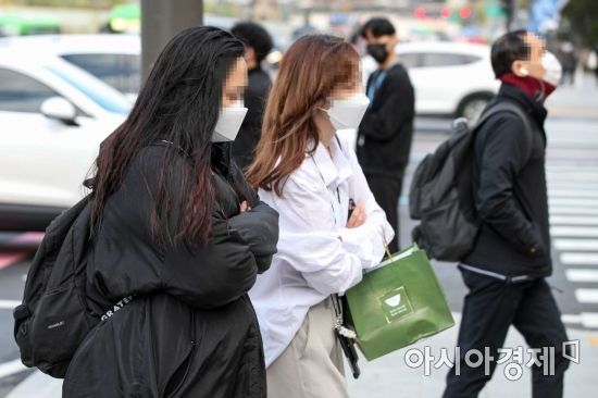 서울 종로구 세종로 네거리에서 직장인들이 외투를 입고 출근길에 오르고 있다./강진형 기자aymsdream@